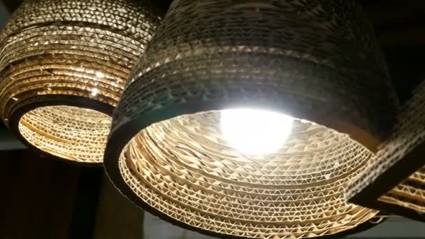 Lustres en osier brun, avec des lampes lumineuses lumineuses, brillent sur le plafond, oscillant légèrement. Gros plan
. - Séquence, vidéo