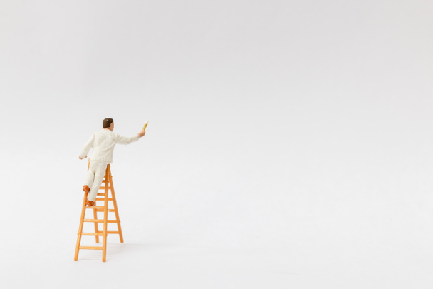 Personas en miniatura: Pintor sosteniendo un pincel con espacio para texto
  - Foto, Imagen