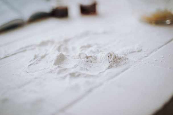 Close up of flour on the kitchen table - Foto, afbeelding