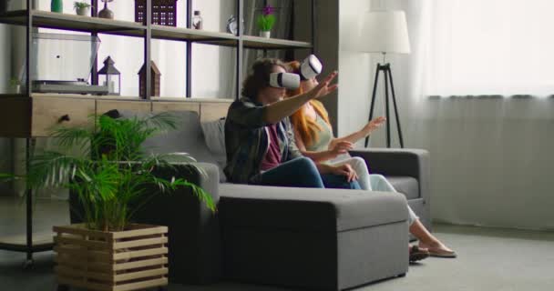 Joven hombre y mujer están impresionados por VR 360 Video
 - Metraje, vídeo