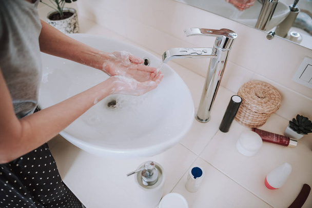 Primo piano di una donna piacevole che si pulisce le mani
 - Foto, immagini
