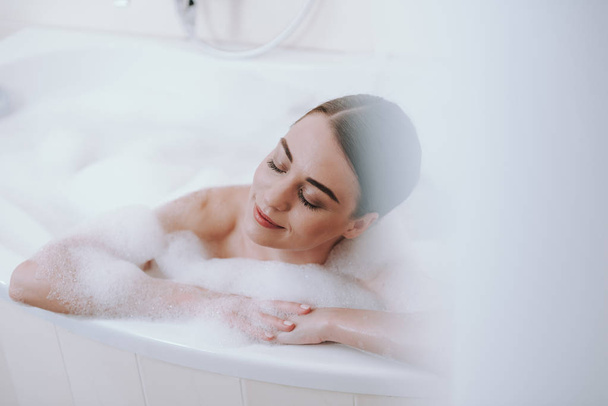 Zachwycony miły kobieta ciesząc ciepły kąpiel po dni robocze - Zdjęcie, obraz