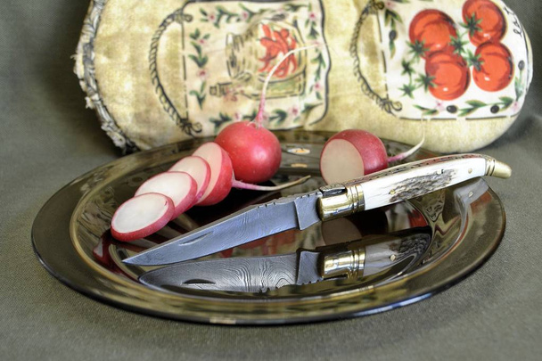ラディッシュオーガニックグルメ製品健康ビタミンとポケット折りたたみナイフ  - 写真・画像