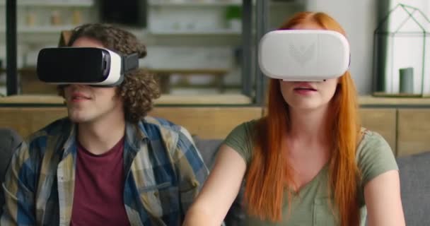 Młoda para próbuje wirtualnej rzeczywistości Headset - Materiał filmowy, wideo