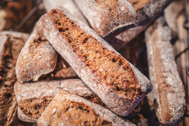 Vers gebakken frans brood in de bakkerij - Foto, afbeelding