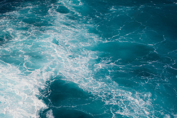 Niesamowita Kolorystyka wody z falami Morza Śródziemnego - Zdjęcie, obraz