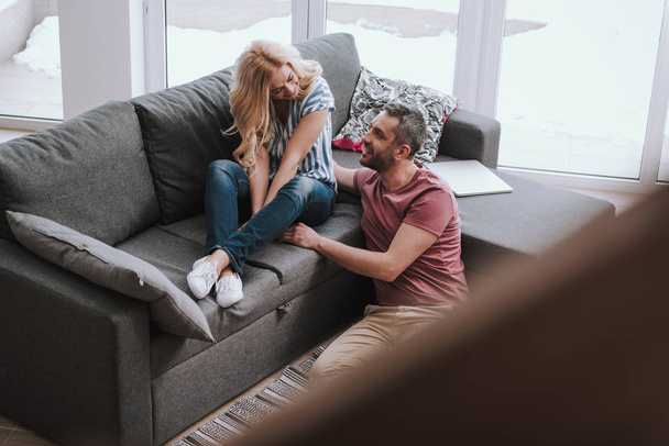 Šťastný vousatý muž tráví čas se svou okouzlující ženou doma - Fotografie, Obrázek
