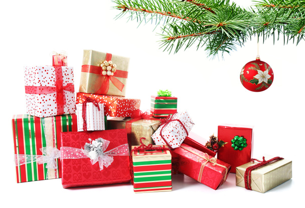 geschenk stapel onder een kerstboom - Foto, afbeelding