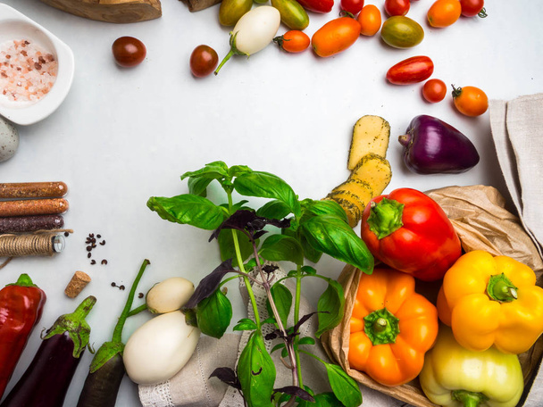 Italiaanse voedselingrediënten achtergrond met groenten, zout, specerijen en kruiden, kaas, olijfolie, basilicum, paprika, aubergine en tomaten, kopieer ruimte - Foto, afbeelding