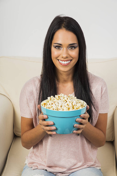 Młoda kobieta i jej miska popcorn - Zdjęcie, obraz
