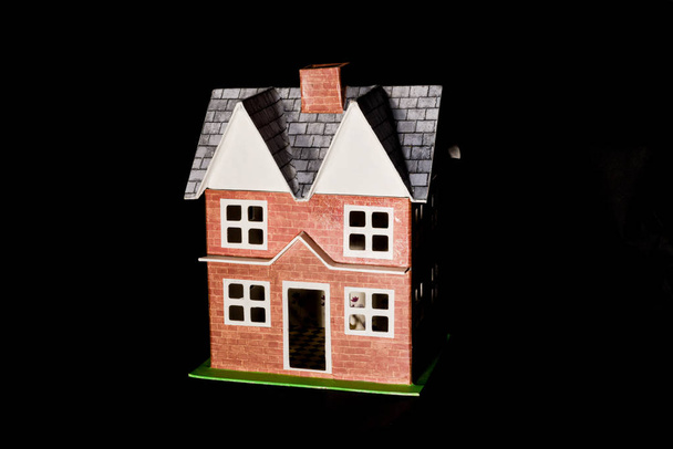 Az otthoni modell külseje, a feketére izolált játékházon kívül - Fotó, kép