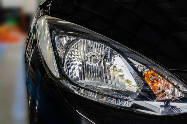 Luzes dianteiras do carro polaco
 - Foto, Imagem