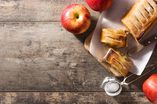 Παραδοσιακό σπιτικό στρούντελ μήλου σε ξύλινο τραπέζι. Κορυφαία προβολή. Αντιγραφή χώρου - Φωτογραφία, εικόνα