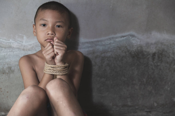 Il bambino è legato con una corda, fermare la violenza infantile, laboratorio infantile
 - Foto, immagini