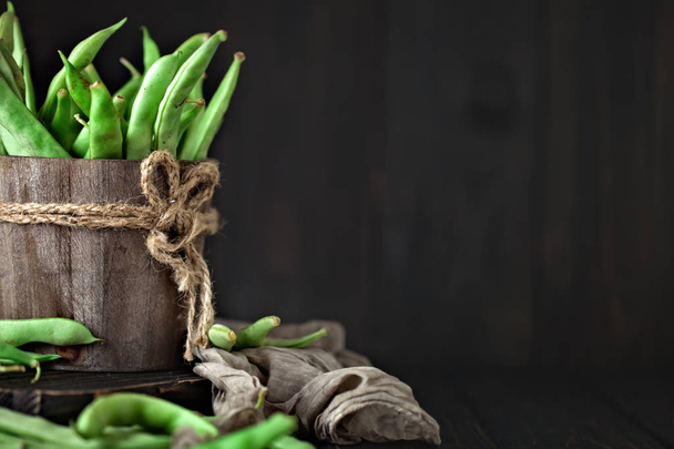 Fresh green beans on a wooden table. Summer and healthy food concept. Selective focus. Background with copy space. - Fotoğraf, Görsel