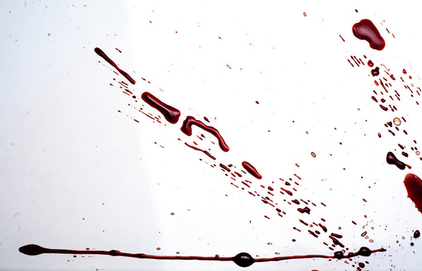 Sangre sobre un fondo blanco. Gotas y salpicaduras de sangre sobre un fondo blanco
. - Foto, Imagen