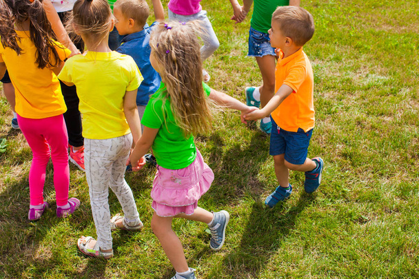 Zajęcia dla dzieci w różnym wieku na zielonym trawniku - Zdjęcie, obraz