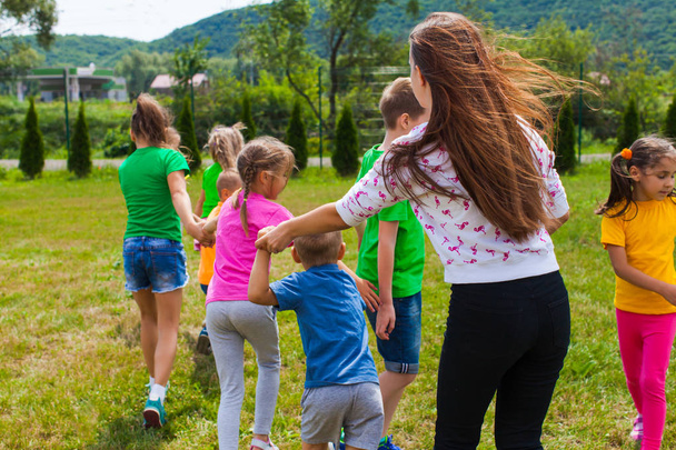 utor s dětmi hrají ve venkovních hrách a baví se - Fotografie, Obrázek
