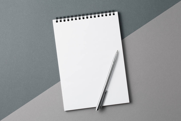 Notebook na dvoubarevném šedém pozadí horní pohled. - Fotografie, Obrázek