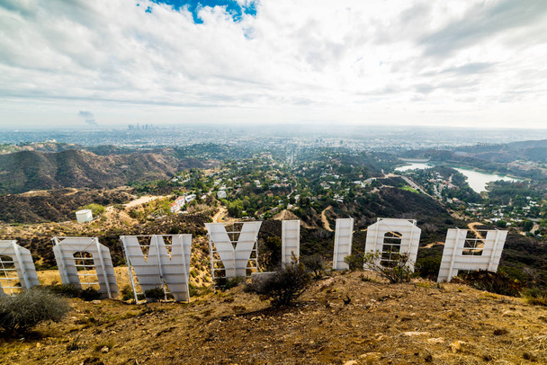 World famous Hollywood sign on a cloudy day - Foto, afbeelding