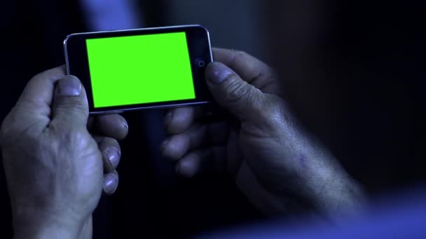 Smartphone Green Screen. Blauer Nachtton. Sie können den grünen Bildschirm durch das gewünschte Filmmaterial oder Bild ersetzen. Sie können es mit der Taste (Chroma-Taste) Effekt in Adobe nach Effekten oder andere Video-Editing-Software tun (siehe Tutorials auf youtube). - Filmmaterial, Video