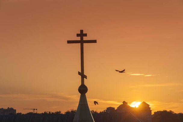 vista panorámica de la Cruz de una iglesia ortodoxa rusa, puesta del sol, Zentralrajon, Kaliningrado, Óblast de Kaliningrado, Rusia, Europa
 - Foto, Imagen