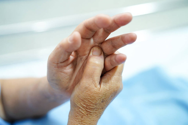 Asiática senior o anciana anciana mujer anciana paciente sentir dolor su mano en la cama en enfermería hospital sala: saludable fuerte concepto médico
 - Foto, imagen