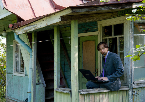 ο άνθρωπος των επιχειρήσεων χρησιμοποιώντας φορητό υπολογιστή στο πεδίο - Φωτογραφία, εικόνα