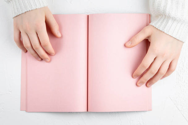 ροζ σημειωματάριο με άδειο φύλλο σε λευκό φόντο. Σχέδια στόχων - Φωτογραφία, εικόνα