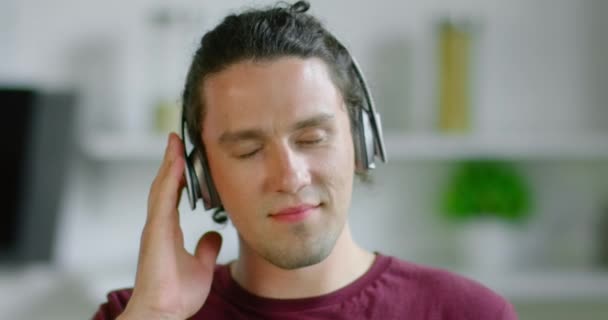 Jovem relaxa no fone de ouvido sem fio
 - Filmagem, Vídeo