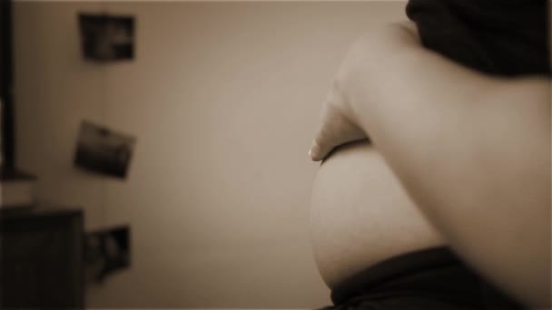 Těhotné ženy Hladivé její břicho. Sémě Sepia. - Záběry, video
