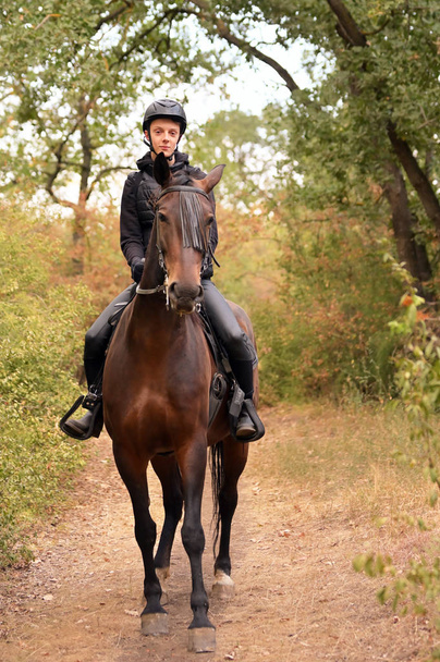 Adolescente con un caballo
 - Foto, imagen