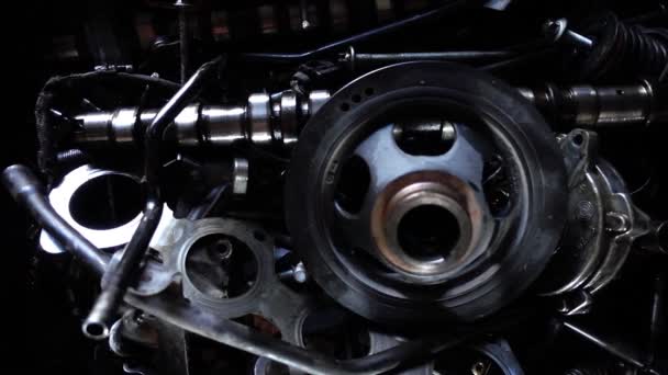 Auton osat, auton moottorin osat ja korjauslaitteet korjaamossa
 - Materiaali, video