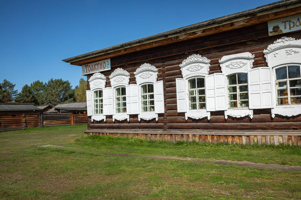 Tradycyjny syberyjski drewniany dom w Taltsy Architectural-et - Zdjęcie, obraz
