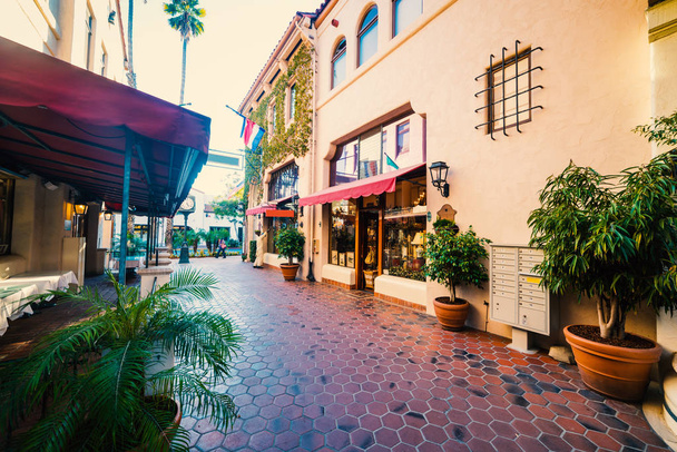 Elegant alley in downtown Santa Barbara - 写真・画像