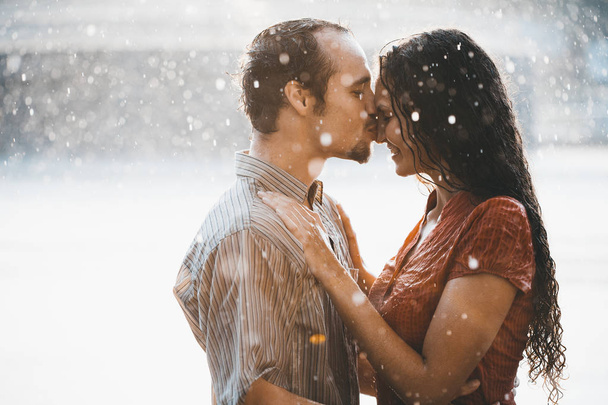 Kissing couple under summer rain - Fotografie, Obrázek