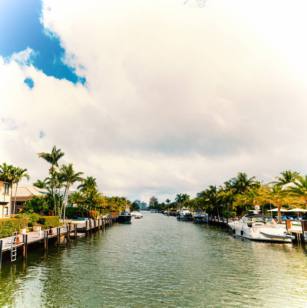 Białe chmury nad kanałem Fort Lauderdale - Zdjęcie, obraz