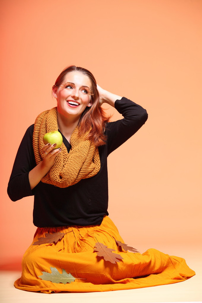 Autumn fashion girl with apple orange eye-lashes - Foto, Imagen
