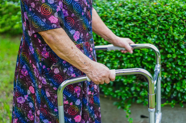 Asiático seniores ou idosos senhora senhora paciente andar com andador no parque: saudável forte conceito médico - Foto, Imagem