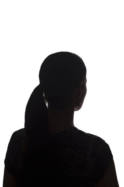 Σιλουέτα ενός νεαρού κοριτσιού από την πίσω απομόνωση, μη - Φωτογραφία, εικόνα