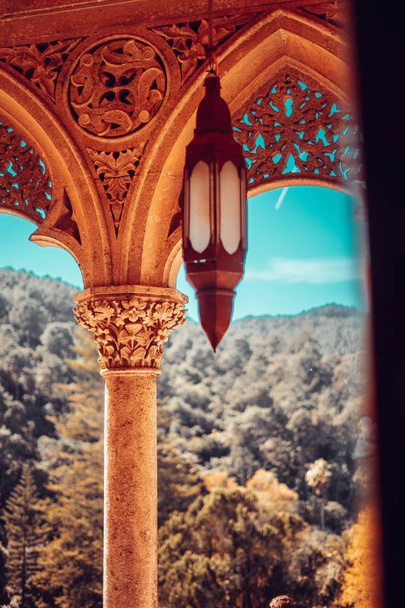 Детально про колони в палаці Monserrate у Сінтрі, Португалія - Фото, зображення