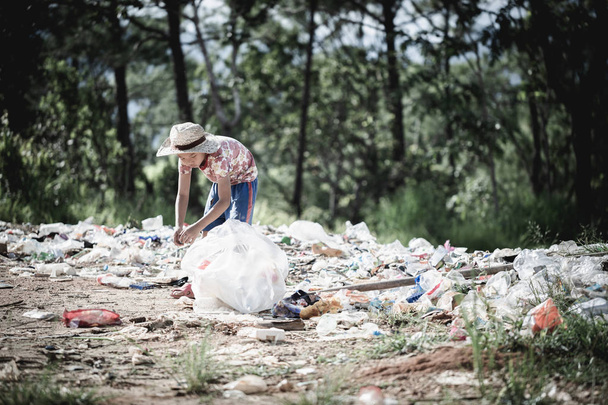 Los niños pobres recogen basura para la venta debido a la pobreza, basura  - Foto, imagen