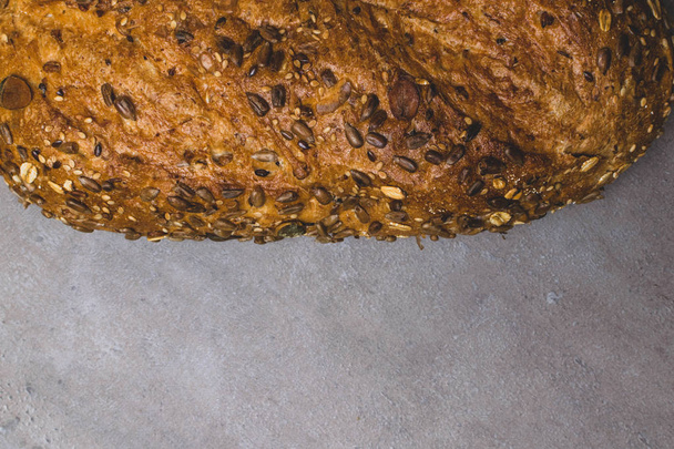 Свіжоспечений багатозерновий хліб
 - Фото, зображення
