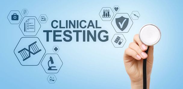 Klinische Testforschung, Pharmazie und Medizinkonzept auf dem Bildschirm. - Foto, Bild