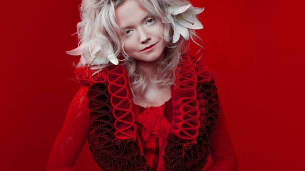 Shades of red. Portrait of a Bizarre attractive blond woman, with fashion makeup, in red fantasy outfit, zigzag collar. - Fotoğraf, Görsel
