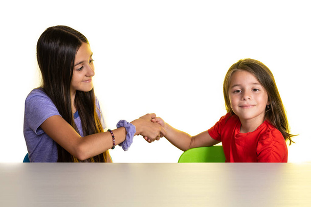 Mladé dívky handshaking ručičky - Fotografie, Obrázek