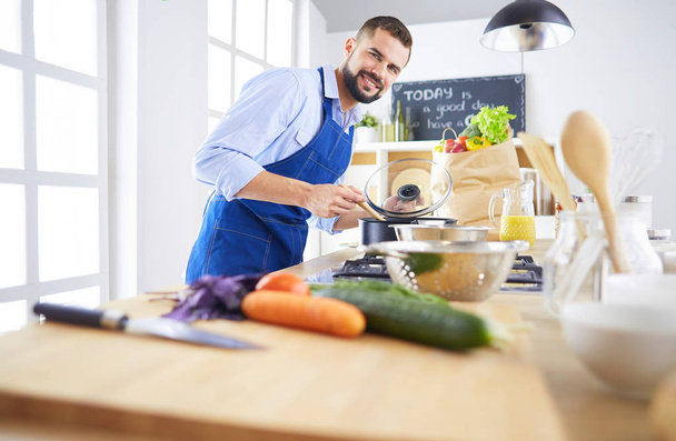 Man preparing delicious and healthy food in the home kitchen - Foto, Imagem