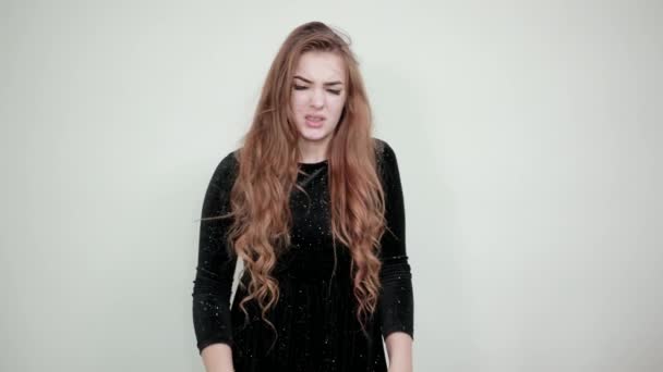 izole beyaz arka plan üzerinde siyah elbiseli kız kahverengi saçlı duygular gösterir - Video, Çekim