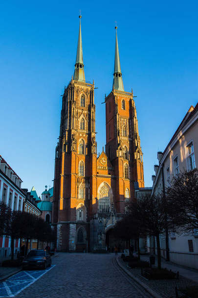 Widok na katedrę św Jana Chrzciciela w Wrocaw o zachodzie słońca. Polska - Zdjęcie, obraz