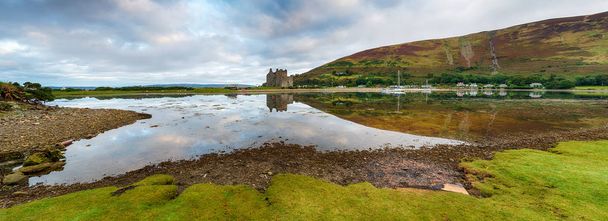 スコットランドのアラン島の満潮時のロクランツァにある13世紀の城のパノラマビュー - 写真・画像